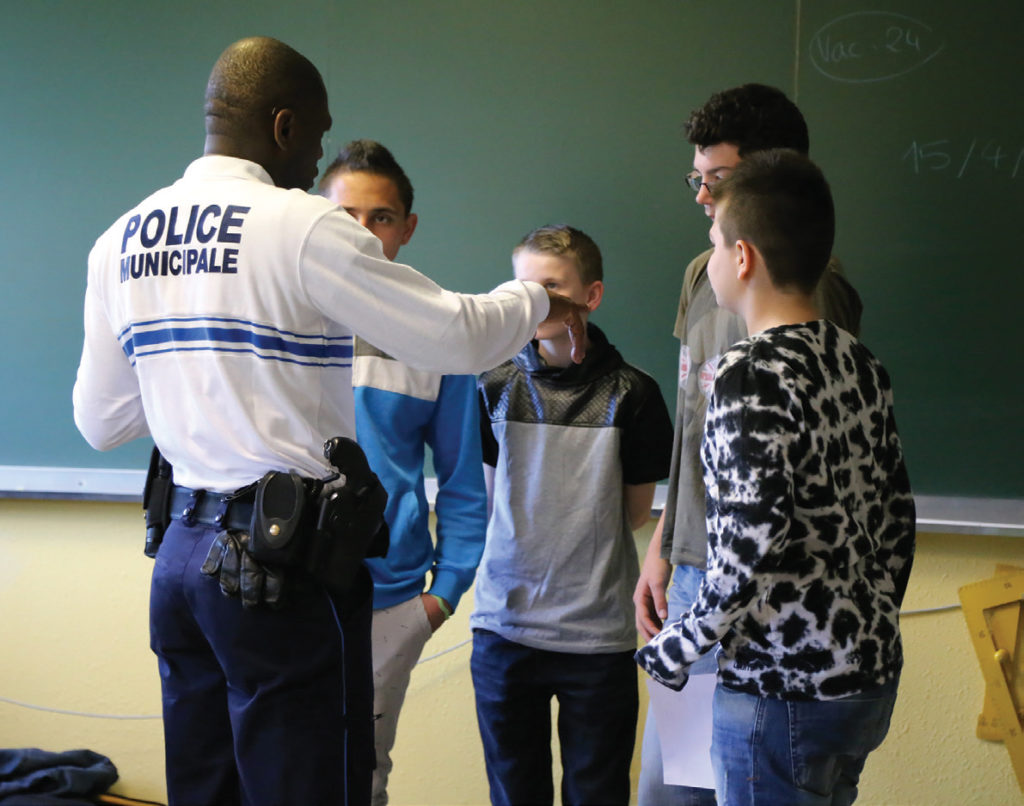 La police municipale intervenant dans les classes de Bischwiller